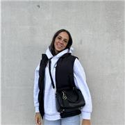 Soy Elena, entrenadora personal titulada y apasionada por el movimiento, la salud y el bienestar integral.